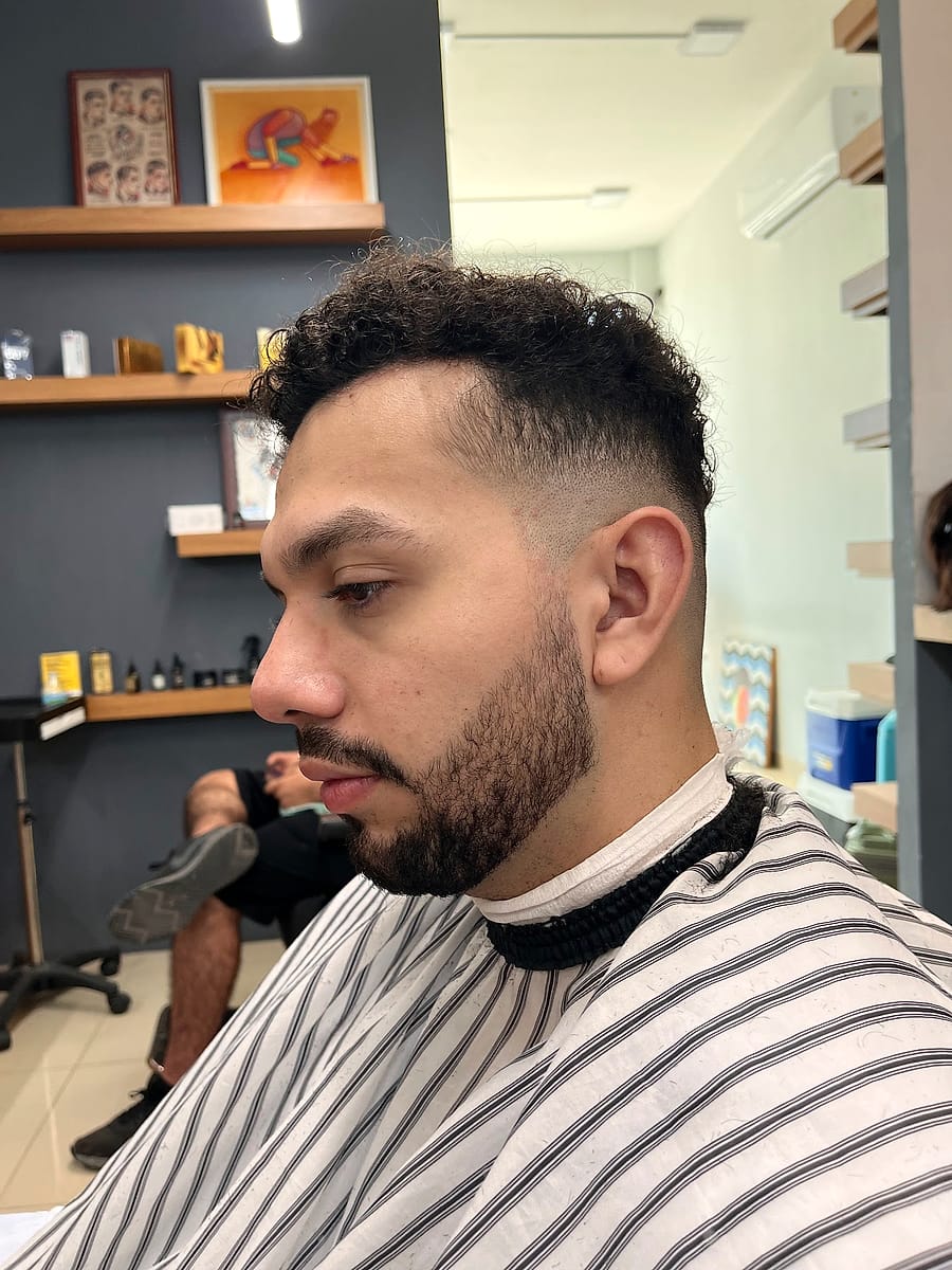 Fade con barba delineada
