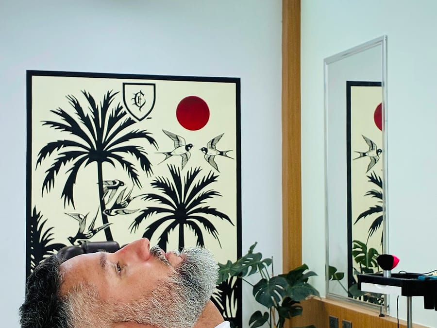Cliente relajado durante su servicio de barba