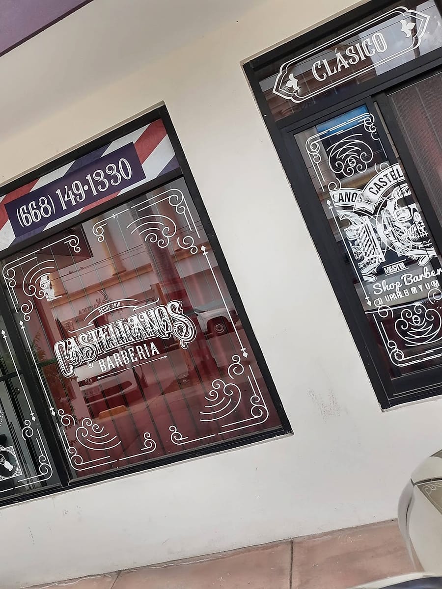 Vitrina con el logotipo de Castellanos Barbería