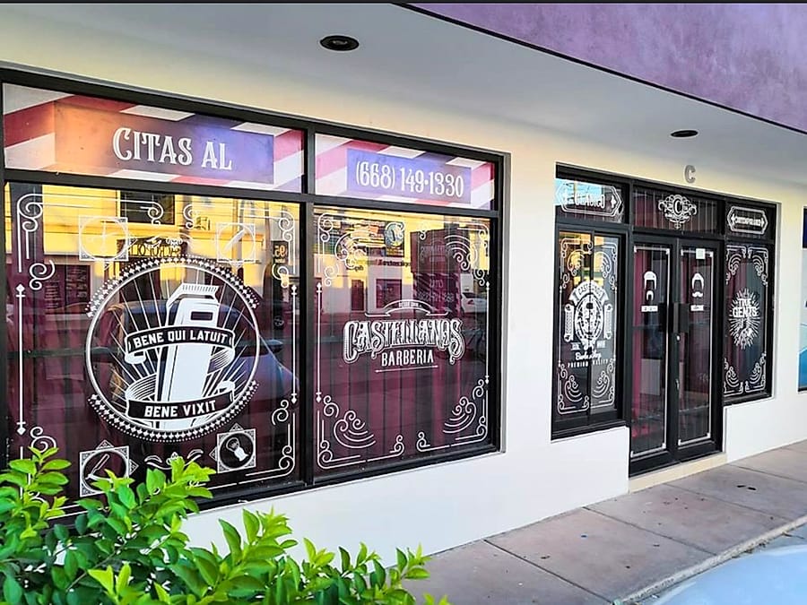 Fachada de Castellanos Barbería con sus vitrinas