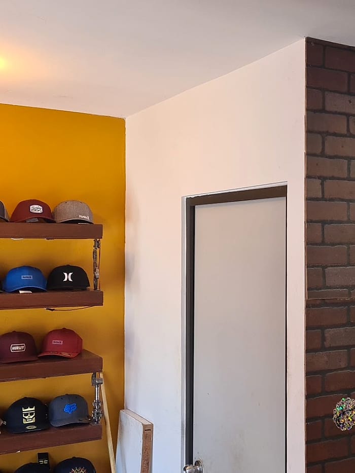 Repisa con gorras a la venta