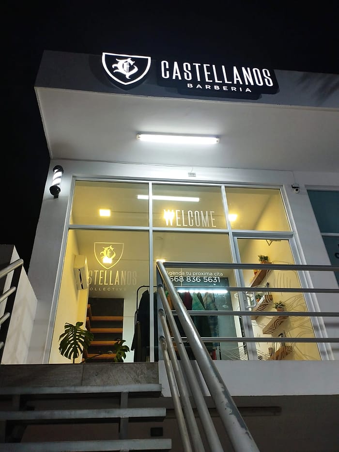 Entrada de Castellanos Barbería con letrero Welcome